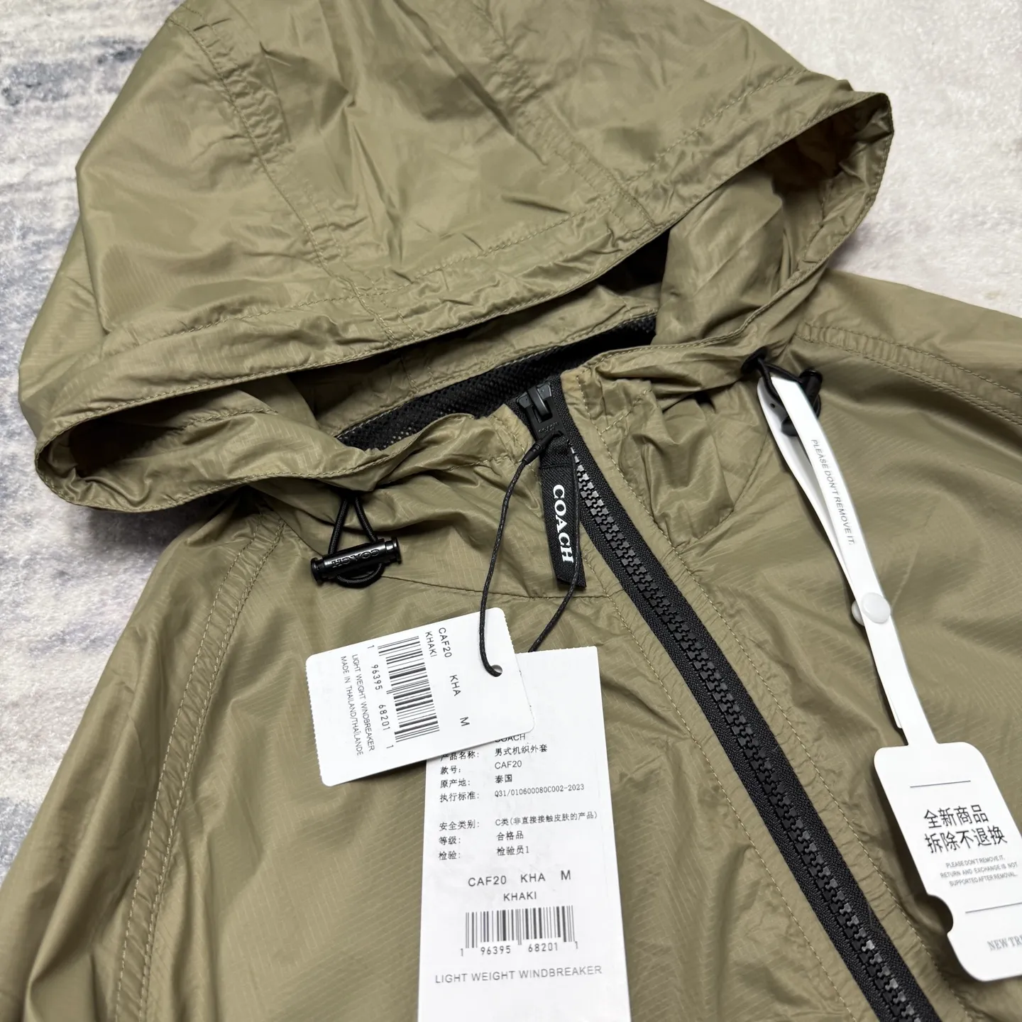 COACH solid color hooded lightweight outdoor men's jacket is a super lightweight sun protection jacket. The whole piece of clothing only weighs 3 grams. The upper body is as thin as a cicada's wings. The entire fabric is soft and has excellent skin fit. The upper body has a cool feeling, so even in the hot summer, it will not feel sticky or uncomfortable. The trading company ships the cabinets from the same fabric. There are only a few hundred pieces in this batch, so they are high quality. The fabric is a dark plaid fabric with a dark luster and texture. With a certain water-repellent design, it can well meet the needs of various scenes, whether commuting or outdoors. The zipper with Koujia letters is very smooth no matter how you pull it. The three-dimensional cut and split version makes the upper body very energetic, and the back is a separate version, which can better wick away sweat and ventilate. The Khaki color is casual Versatile, no matter how you wear it, you can't go wrong. The shopkeeper keeps the money for himself, no more misses. Absolutely good stuff! 🤗🤗🤗 Color: Khaki Size: M-XXL Size M: Length 69CM, bust 124CM, shoulder sleeves 79CM (reference weight: 115-135 catties) L size: length 71CM, bust 128CM, shoulder sleeves 81CM (reference weight: 135-150 catties) XL size: length 73CM, bust 132CM Shoulder sleeves 83CM (reference weight: 150-165 catties) XXL size: length 75CM, bust 136CM shoulder sleeves 85CM (reference weight: 165-180 catties)